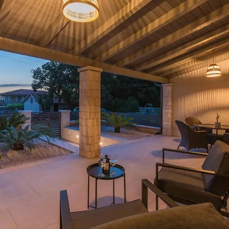 Stunning 3 Bedroom With Pool Willa Poreč