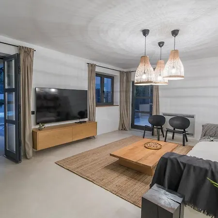 Stunning 3 Bedroom With Pool Willa
