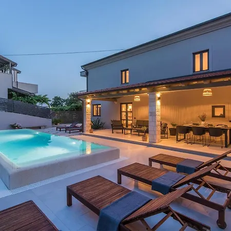 Stunning 3 Bedroom With Pool Willa *