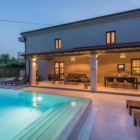 Stunning 3 Bedroom With Pool