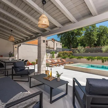 Stunning 3 Bedroom With Pool Willa