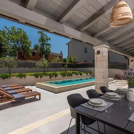 Stunning 3 Bedroom With Pool Porec