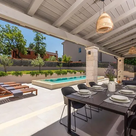 Stunning 3 Bedroom With Pool Willa Poreč