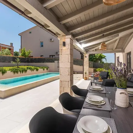 Stunning 3 Bedroom With Pool Vila Porec