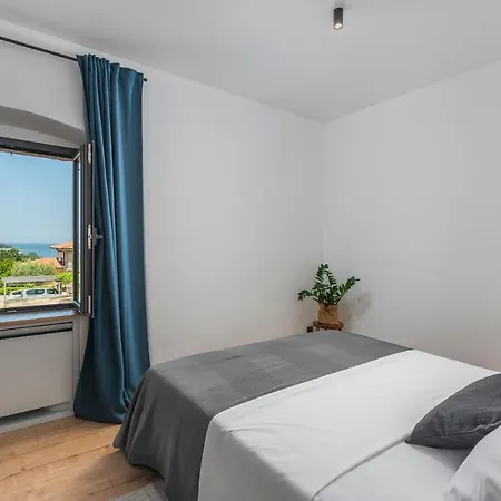 Stunning 3 Bedroom With Pool *