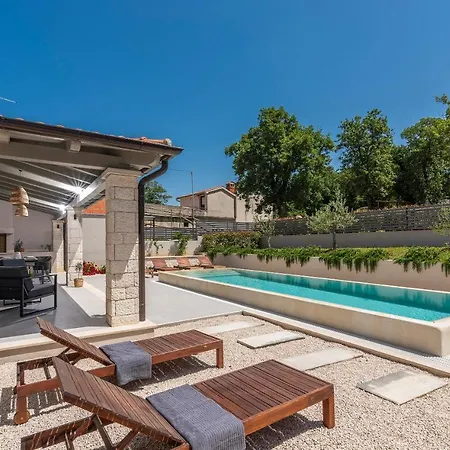 Stunning 3 Bedroom With Pool