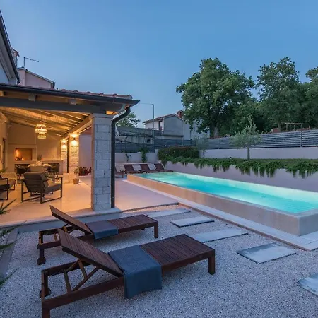 Villa Stunning 3 Bedroom With Pool Poreč