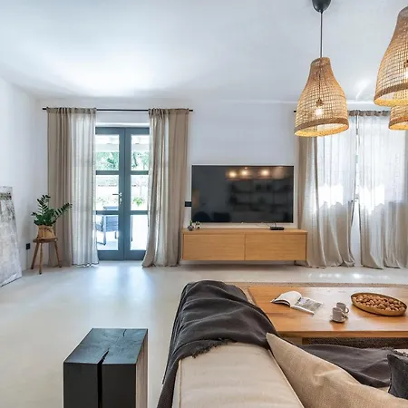 Villa Stunning 3 Bedroom With Pool Poreč