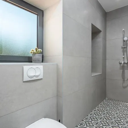 Villa Stunning 3 Bedroom With Pool Poreč